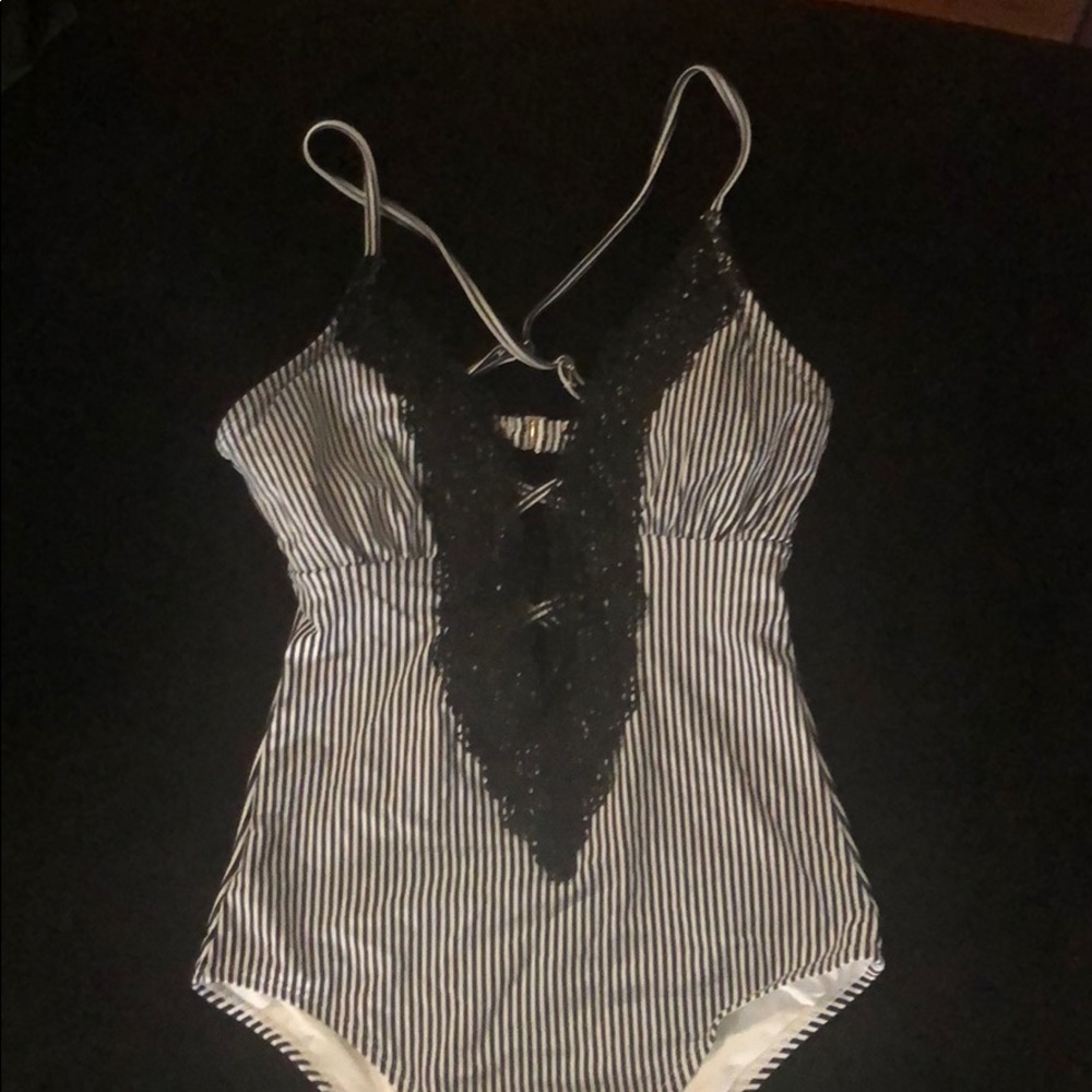 Cupshe Black and White Striped One-Piece Swimsuit with Lace V-Plunge